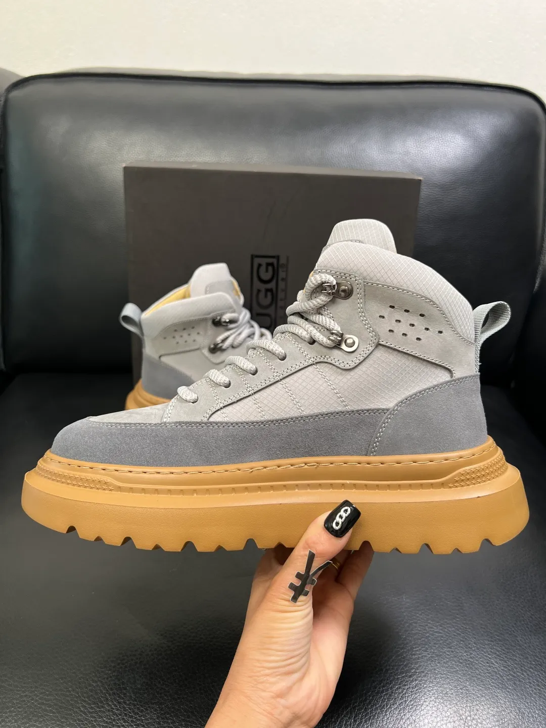 Men's men's shoes 💰740 UGG High-quality top crafts. Original configuration is available at the counter simultaneously. Original cowhide fabric imported from Italy, high-quality splicing technology, fully imported lambswool lining. Sole: Original sole is specially provided by the original factory and is super comfortable. Original factory and single goods are welcome to compare. Size 39-44
